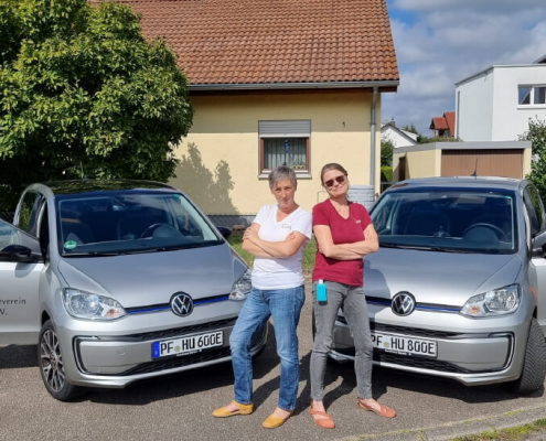 Stolz auf die neuen Fahrzeuge: Renata Berg, Claudia Schuster