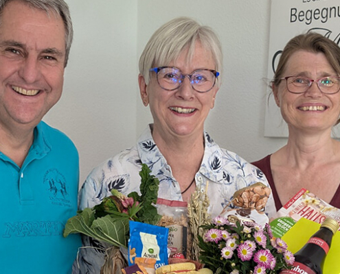 Claudia Schuster und Jochen Schnell verabschieden Evi Steinmetz in einer kleinen Feierstunde