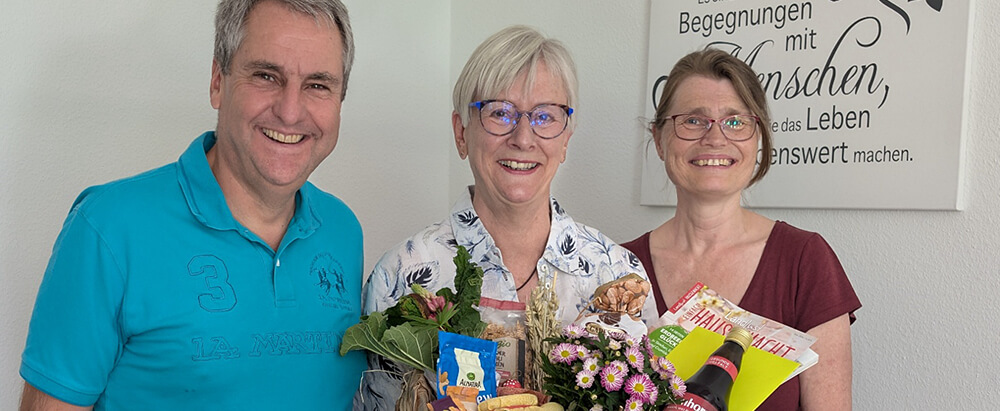 Claudia Schuster und Jochen Schnell verabschieden Evi Steinmetz in einer kleinen Feierstunde